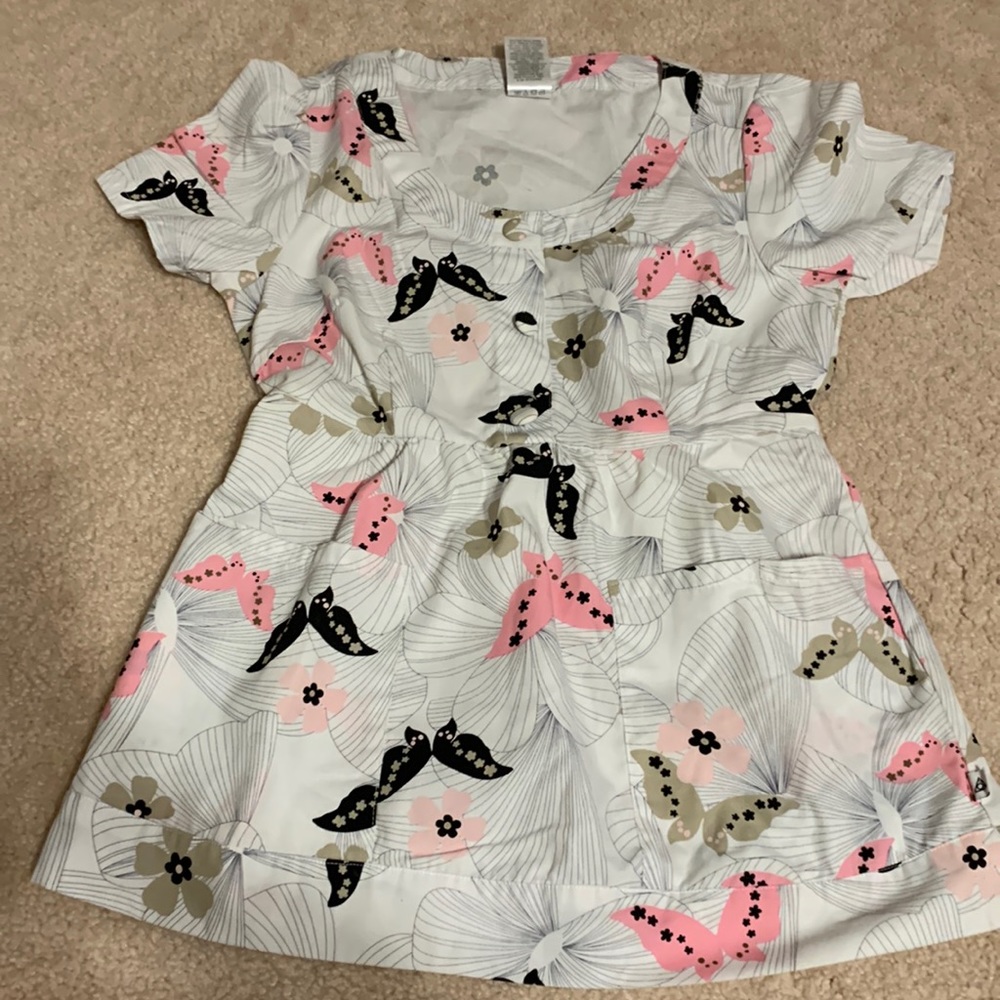 Like new-butterfly pattern scrub top, size XS